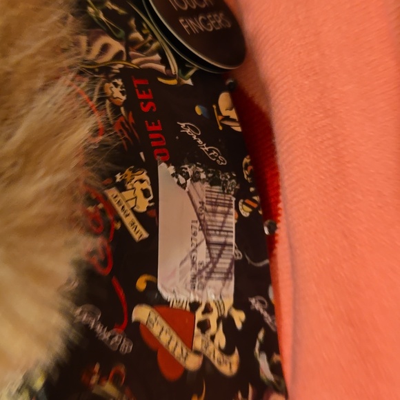 Ed Hardy  Beanie with Beige Pom Pom Pink Beanie  And Gloves Nwt - Picture 4 of 4